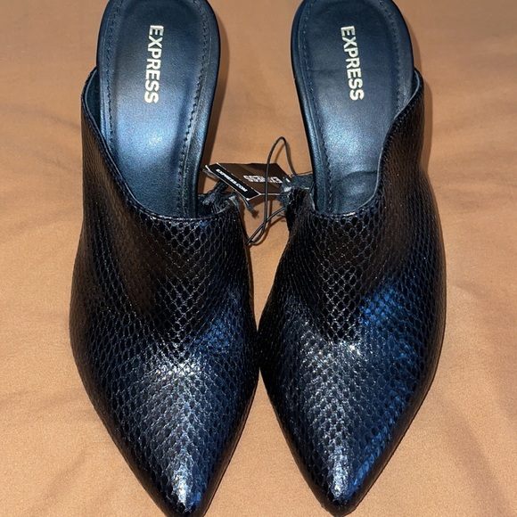 Asymmetrical snake print slip on mule. - Picture 2 of 4